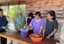 Pelatihan Eco Enzyme STIKARA Dorong Pemberdayaan Masyarakat Desa Baning Panjang