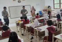 Jaga Kesehatan Pelajar di Musim Kemarau, Polsek Sekadau Hilir Bagikan Masker