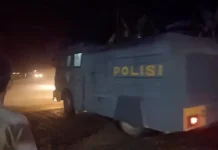 Mobil AWC Polres Sekadau Siram Jalan Berdebu