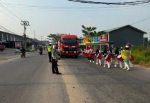Satlantas Polres Melawi Kawal Lomba Jalan Santai Beregu dalam Rangka HUT ke-81 RI