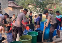 Warga Dusun Seransa Dapatkan Suplai Air Bersih Dari Polres Sekadau