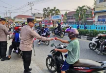 Semarak HUT ke-81 RI, Polres Melawi Bagikan Bendera Merah Putih kepada Masyarakat