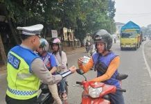 Polres Sekadau Lakukan Penerangan Keliling Himbauan Tertib Berlalu Lintas