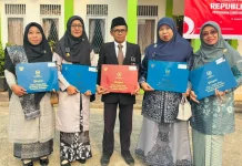 GTK MTs Negeri 1 Sintang Terima Penghargaan Satya Lencana Karya Satya