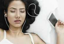 Kenali Risiko Memakai Earphone saat Tidur