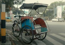 Becak, Kendaraan Tradisional yang Kini Mulai Langka di Sintang