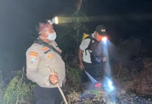 Polisi dan Warga Bersama Padamkan Karhutla di Nanga Koman
