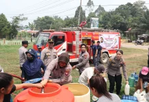 Polwan Polres Sekadau Salurkan 18 Ribu Liter Air Bersih untuk Warga