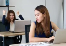 Mengapa Kita Sering Membandingkan Diri dengan Orang Lain? Kenali Penyebabnya
