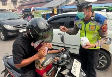 Momen Humanis Briptu Mirza Ajari Anak Pakai Masker Dampak Kabut Asap di Sekadau