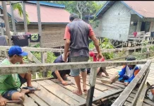 Warga Kayan Hulu Lakukan Perbaikan Jembatan Rusak