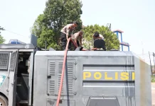 Polri Bantu Kebutuhan Air Bersih Warga Tapang Semadak Sekadau