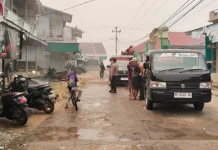 Kabut Asap dan Debu Selimuti Belitang, Polisi Bagikan Masker dan Semprot Jalan