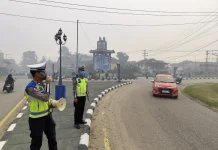 Kabut Asap Tebal, Satlantas Polres Sekadau Ingatkan Pengendara Utamakan Keselama