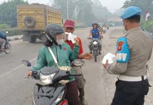 Polsek Sekadau Hilir Bagikan Ratusan Masker