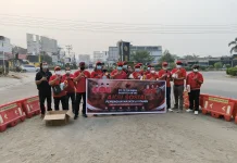 DPC PDIP Sintang Bagikan Masker dan Vitamin di Tugu Adipura