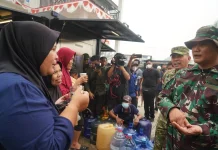 Kemarau Panjang , TNI Salurkan Air Bersih Siap Minum untuk Warga Kalbar