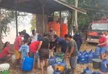 Sumber Air Menipis, Warga Sungai Ayak Sekadau Antre Mendapatkan Air Bersih