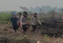 Sehari usai Pemadaman, Polisi Dinginkan Lahan Gambut Bekas Karhutla di Sekadau