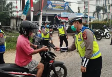 Polres Sekadau Bagikan Lima Ratus Masker kepada Pengendara
