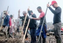 Bupati Kapuas Hulu Lestarikan Kearifan Lokal lewat Tradisi Menugal