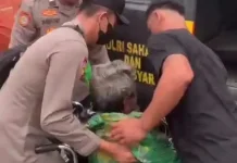 Aksi Spontan Polisi di Pasar Sekadau, Bantu Lansia Sakit menuju RSUD