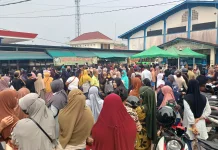 Warga Antusias Serbu Sembako Murah Operasi Pasar TP PKK Kalbar di Sintang