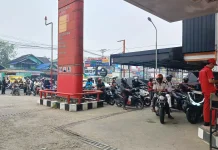 Distribusi Tersendat, Warga Sintang Antrea Pertalite