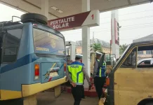 Pamapta Polres Sekadau Urai Kemacetan akibat Antrean di SPBU