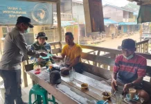 Polsek Menukung Bagikan Masker kepada Masyarakat Terdampak Kabut Asap