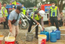 Satlantas Polres Sekadau Salurkan Ribuan Liter Air Bersih