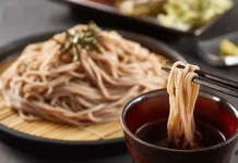 Sensasi Unik Mie Soba Berkuah Teh Hojicha