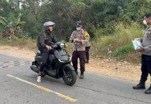 Polsek Belimbing Bersama BKO Brimob Bagikan Masker