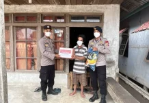 Polsek Kota Baru Salurkan Bansos pada Warga Terdampak Asap Karhutla di Tanah Pinoh