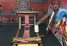 Penenun Desa Umin Praktikkan Pembuatan Tenun Ikat di Sintang Expo 2026