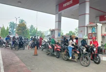 Demi Pertalite, Warga Sintang Rela Antre Berjam-jam di SPBU