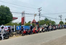 Demi Dapatkan BBM, Warga Sintang Rela Antre Berjam-jam di SPBU