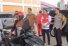 Polres Sintang Urai Kemacetan akibat Antrean BBM