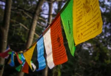 Makna di Balik Lima Warna Prayer Flags Tibet