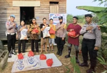 Sambut Hari Jadi Propam, Polsek Putussibau Selatan Perbaiki Sumur Bor Warga