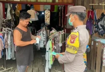 Kabut Asap, Bhabinkamtibmas Sepandan Bagikan Masker