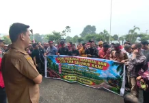 Wabup Sintang Janji Bantu Warga Perjuangkan Kebun Plasma