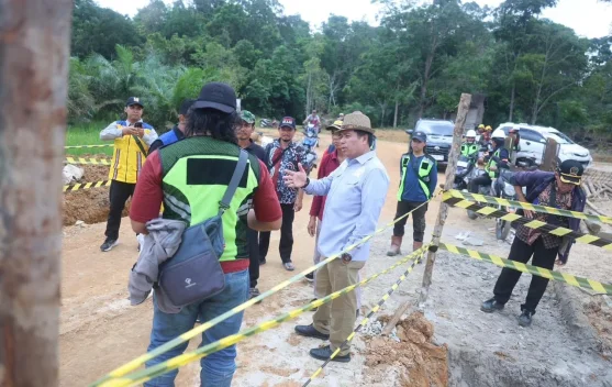 Ketua Komisi V DPR RI Tinjau Pembangunan Jalan Paoh Desa–Umin Jaya