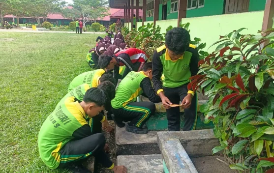 Jumat Berkah, MTs Negeri 1 Sintang Gelar Clean Up Day