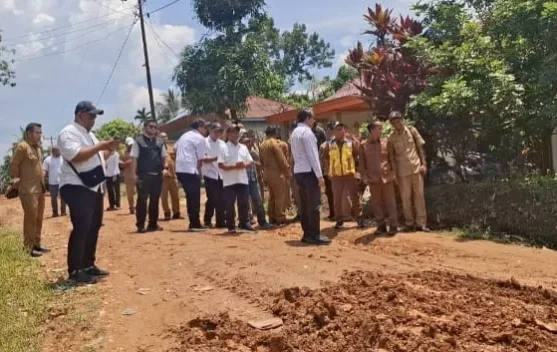 Bupati Sintang dan BPJN Perbaiki Jalan Sepauk