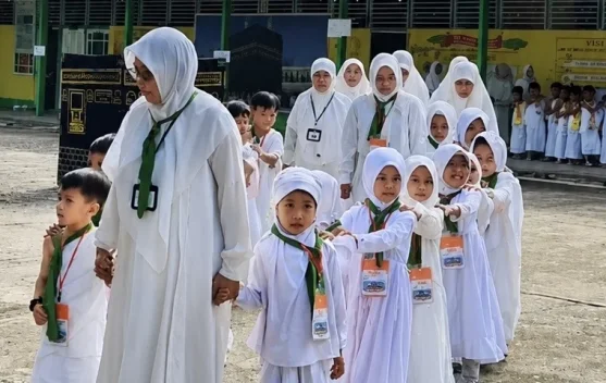 RA DWP Kemenag Sintang Simulasi Manasik untuk Anak sejak Dini