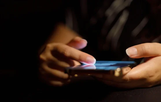 "Doomscrolling", Kebiasaan "Scroll" yang Diam-Diam Menguras Pikiran