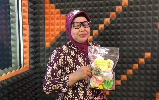 Kerupuk Bunga Mak Moy, Kuliner Langka Khas Sintang