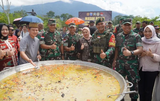 Danrem 121/Abw gelar Masak Besar Kuali Merah Putih bersama Bobon Santoso