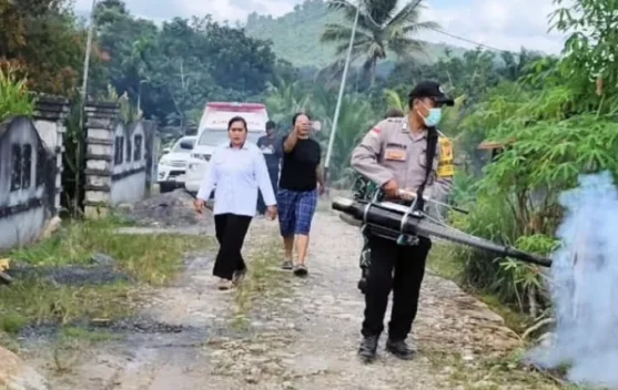 Polsek Puring dan Lintas Sektor, Lakukan Fogging Pencegahan Penyakit DBD
